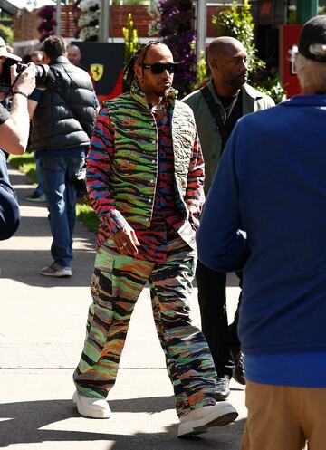 El piloto británico de Mercedes, Lewis Hamilton, llegando al circuito de Albert Park en Melbourne.