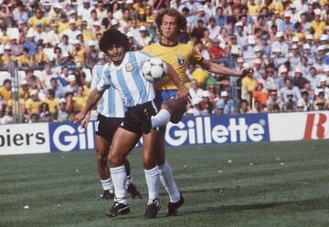 Maradona y Falcao, durante el Mundial 82.