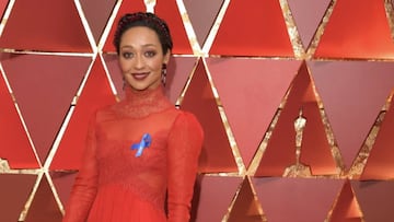 Ruth Negga luciendo el lazo azul contra Donald Trump