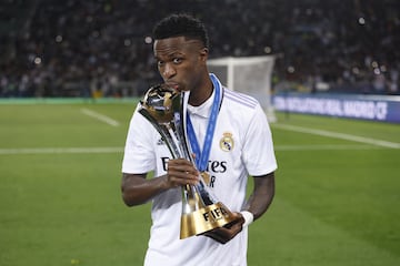 Vinicius besa el trofeo al mejor jugador de este Mundial de Clubes 2022.