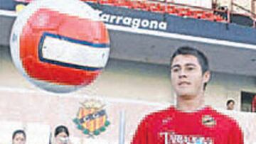 <b>DE GRANA. </b>Maldonado fue presentado ayer como nuevo jugador del Nàstic, club con el que espera lograr el ansiado ascenso a la Primera División.