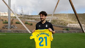 José Campaña posa con la camiseta de Las Palmas.
