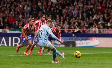 El jugador del Celta, Iago Aspas, marca el 0-1 de penalti al Atltico de Madrid 
