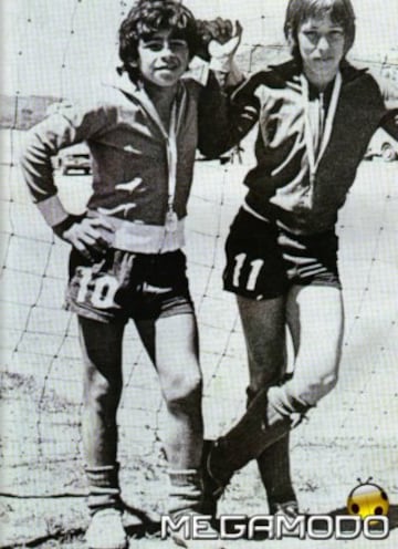 En 1969, Maradona (left) joined the club "Cebollitas", part of the Argentinos Juniors youth set-up.