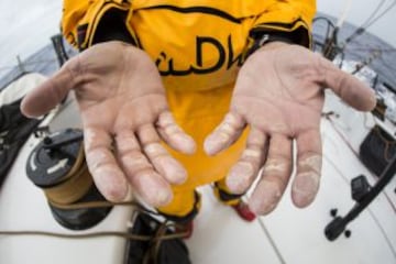 Las manos de un tripulante del equipo Abu Dhabi Ocean Racing.