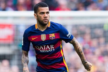 El lateral brasileño ha portado muchos números en su carrera, pero por un tiempo, se convirtió en el 2 del Barcelona. Durante dicho tiempo, ganó Liga, Champions, Supercopas y Mundial de Clubes. Asimismo, siguió los pasos de Cafú y utilizó su dorsal con la Selección Brasileña.