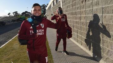 Juan Fernando Quintero antes de un entrenamiento con River Plate.