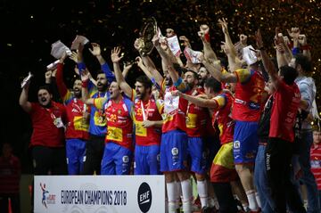 Raúl Entrerríos levanta el Trofeo como campeones de Europa. 