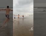 ¡Les quedó idéntico! Jóvenes recrearon en la playa el gol de Di Maria en la final de Qatar 2022