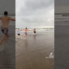 ¡Les quedó idéntico! Jóvenes recrearon en la playa el gol de Di Maria en la final de Qatar 2022