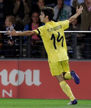 El centrocampista del Villarreal Manu Trigueros celebra la consecución del segundo gol del equipo ante el Barcelona.