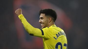 Rennes (France), 11/12/2023.- Villarreal's Ilias Akomach celebrates with his teammates after scoring a goal against Rennes FC during the UEFA Europa League Group F soccer match between Rennes and Villarreal in Rennes, France, 14 December 2023. (Francia) EFE/EPA/YOAN VALAT