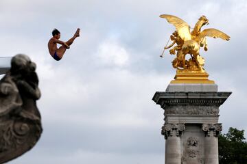 Preciosa imagen de un saltador en el puentes de Alexandre III en París.