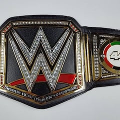 La WWE regala a Hamilton su propio cinturón de campeón