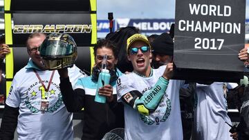 Joan Mir celebrando su título en Australia.