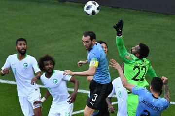 El portero saudí Mohammed Al-Owais, no llega a parar el balón durante el partido contra Uruguay.
