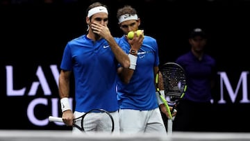 Roger Federer y Rafa Nadal hablan durante su partido de dobles ante Sam Querrey y Jack Sock en la Laver Cup de 2017 en el O2 Arena de Praga.