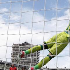 Carlos Vela manda a Memo Ochoa y al Granada a Segunda