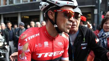 GRA477. BILBAO, 06/04/2017.- El corredor espa&ntilde;ol del equipo Trek Segafredo Alberto Contador perdi&oacute; tiempo tras caerse en la carrerra en la cuarta etapa de la Vuelta Ciclista al Pa&iacute;s Vasco, entre San Sebasti&aacute;n y Bilbao, con 174,1 kil&oacute;metros de recorrido. EFE/LUIS TEJIDO