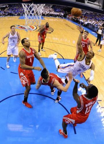 El jugador de los Oklahoma City Thunder Russell Westbrook se dirige a canasta ante Jeremy Lin de los Rockets.