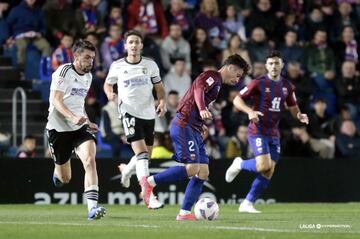 El lateral diestro hizo un despliegue espectacular en el segundo gol del Eldense, de hecho, se desdobló como una gacela y asistió a Clemente de forma magistral.