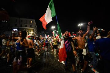 Los aficionados italianos celebran la victoria de su selección en Roma.