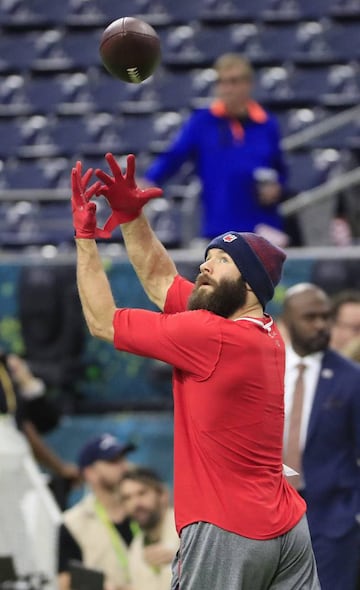 El receptor princiapl de los New England Patriots, Julian Edelman, empieza a calentar sobre el césped del NRG Stadium de Texas.