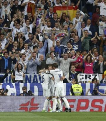 Los jugadores celebran el 4-1 de Kroos.