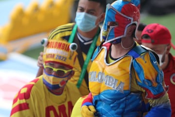 Los hinchas de la Selección Colombia acompañan al equipo en su partido ante Ecuador por las Eliminatorias Sudamericanas en el Metropolitano.