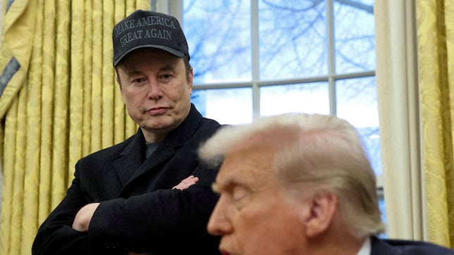 Elon Musk ataca a un alto cargo de Trump: “Es más tonto que un saco de ladrillos”