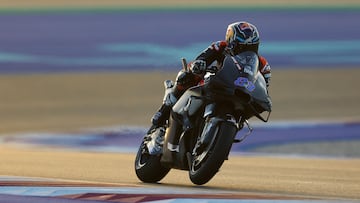 Jorge Mart¨ªn sufre en el ¨²ltimo d¨ªa de la pretemporada con su Ducati, en Qatar.