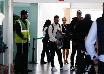 El jugador argentino y el uruguayo llegaron con sus respectivas familias al Aeropuerto de Barcelona tras disfrutar de las vacaciones de Navidad.