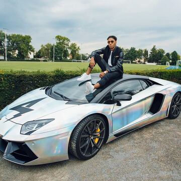 La increíble colección de coches de Aubameyang que muestra en sus redes