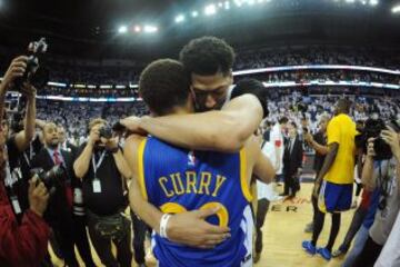 Stephen Curry abraza a Anthony Davis. Dos grandes estrella de la NBA juntas.