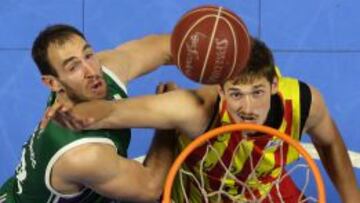 Tibor Pleiss protege el bal&oacute;n de Golubovic.