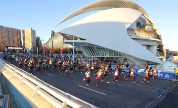 La progresión Maratón Valencia Trinidad Alfonso EDP es exponencial y le ha hecho ganarse un puesto entre las mejores maratones de Europa y del mundo. Una ciudad volcada con su maratón, un circuito rápido y el apoyo incondicional de la Fundación Trinidad Alfonso, que preside Juan Roig, le han hecho tomar una relevancia que hace poco tiempo pocos podían imaginar. Junto a Londres fueron los dos únicos maratones de categoría platino que resistieron en 2020 el golpe del coronavirus, aunque se celebraron en categoría élite y con grandes burbujas de seguridad. De hecho en esa edición, Valencia se situaba como el tercer maratón más rápido de toda la historia, tras Berlín (2h:01:39) y Londres (2h:02:37), gracias al fantástico desempeño de los cuatro primeros liderados por el keniano Evan Chebet (2h:03:00, récord de la prueba), Cherono (2h:03:04), Legeese (2h:03:1) y Kipruto (2h:03:30).
