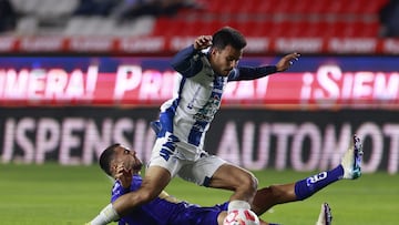AME969. PACHUCA (MÉXICO), 20/11/2025.- Pedro Pedraza (arriba) de Pachuca disputa un balón con Ruben Duarte de Pumas este jueves, en un partido de repechaje para la fase final del torneo Apertura 2025 de la Liga MX entre Pachuca y Pumas en el estadio Hidalgo, en Pachuca (México). EFE /David Martínez Pelcastre