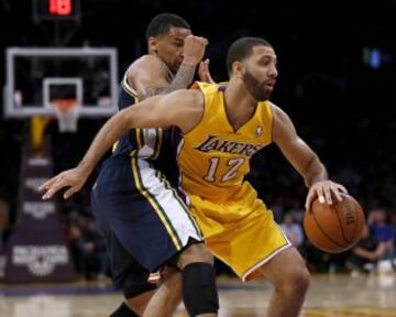 Kendall Marshall de los Lakers en acción ante Trey Burke de los Jazz.