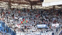Los aficionados del Celta animan en la grada visitante del estadio de Riazor.