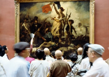 La emblemática pintura romántica La Libertad guiando al pueblo (La Liberté guidant le peuple) del artista Eugène Delacroix, se encuentra en las galerías de pintura francesa del siglo XIX del Museo del Louvre. Conmemora la Revolución de Julio de 1830, un levantamiento que derrocó al rey Carlos X de Francia. Es uno de los grandes símbolos de la República Francesa.