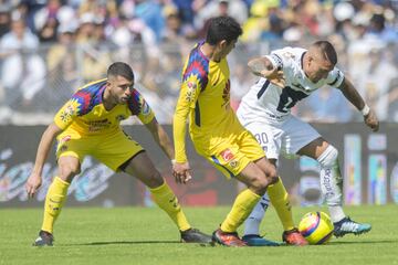 Los cuartos de final quedaron definidos y sin duda la serie más atractiva es el Clásico Capitalino entre América y Pumas. Las ‘Águilas’ saben que siempre que han eliminado a los universitarios en una fase final han logrado salir campeones. Por otra parte, la última vez que se vieron las caras en la fiesta grande, fueron los felinos quienes ganaron la semifinal con global de 4-3. Este partido es sin duda un sinónimo de emoción y pasión para la capital del país. 