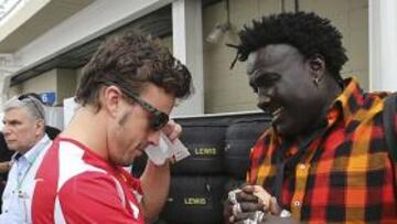 Alonso, con un aficionado brasileño.