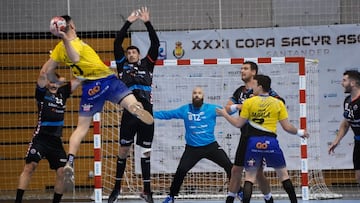 Los jugadores del Bidasoa lanzan a porter&iacute;a durante su partido de semifinales de Copa del Rey 2021 ante el Sin Fin.
  