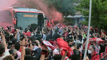 Dando ánimos al Granada antes de la gran cita