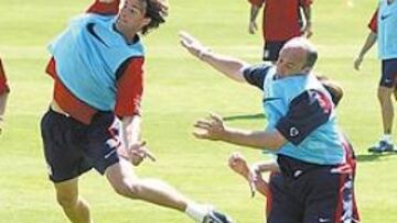 <b>LIGERA SESIÓN. </b>Los jugadores se ejercitaron ayer en una sesión muy suave en el Vicente Calderón.