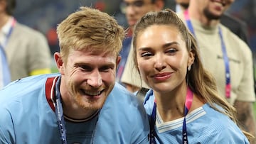 Kevin de Bruyne, junto a su mujer Michele, celebrando el título de campeones de la Champions con el Manchester City