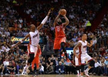 2. HOUSTON ROCKETS. Sólo los Grizzlies encajan menos puntos así que tienen un +11 después de arrancar la temporada con versiones excelsas de Harden (25,4 puntos, 6,7 rebotes y 7,2 asistencias) y Howard (19,7 puntos, 11,5 rebotes). Todos defienden mejor que la temporada pasada, Jones sube el nivel y Ariza no falla un tiro liberado. Veremos hasta donde llegan estos Rockets.