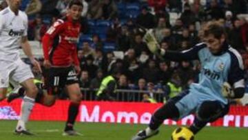 <b>Casillas evitó el empate en el segundo minuto del descuento</b> El partido estaba a punto de llegar al final. Corría el minuto 92 cuando el Mallorca se volvió a adentrar una vez más por la banda derecha con peligro. Nsúe controla el balón en el área. Espera la entrada de Webó y le deja solo ante Casillas. El camerunés, escorado, remata a bocajarro y se encuentra con un providencial Casillas, que repele el balón.