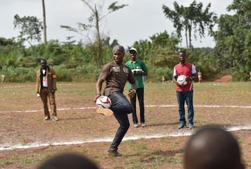 Didier Drogba inauguró una escuela que lleva su nombre en Costa de Marfil. Se espera que el proyecto solidario ayude a que miles de niños de zonas rurales en la comunidad de granjas de cacao reciban una mejor educación.