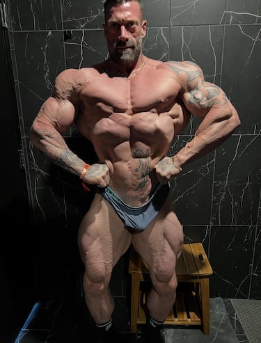 Compite en la categoría Classic Physique, aunque en el pasado ha competido también en Culturismo (Open). Empezó a entrenar desde los 16 o 17 años y estuvo metido en deportes de contacto y atletismo, pero se centró en el culturismo a los 17 o 18 años. Ganó el campeonato "Despertaferro" en la categoría de Culturismo.